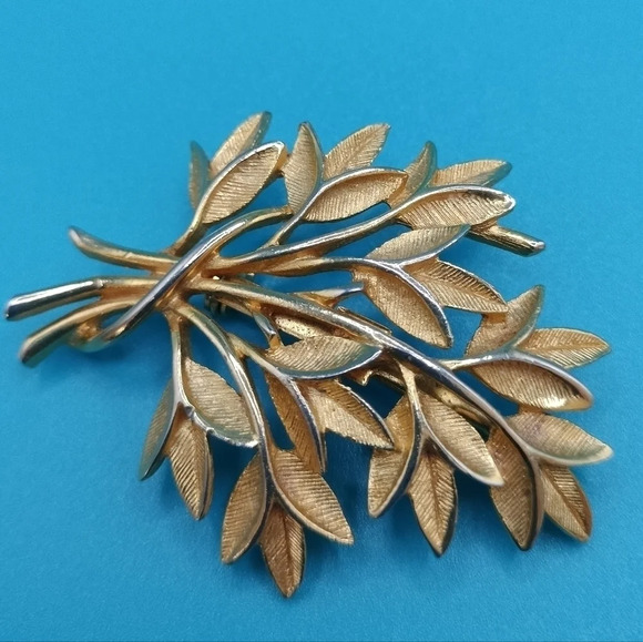 Vintage 1960s Gold Tone Fashion Multi Leaf Design Brooch Pin 2" - Picture 1 of 6